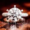 Anillo de oro blanco de 10 quilates con diamante moissanita