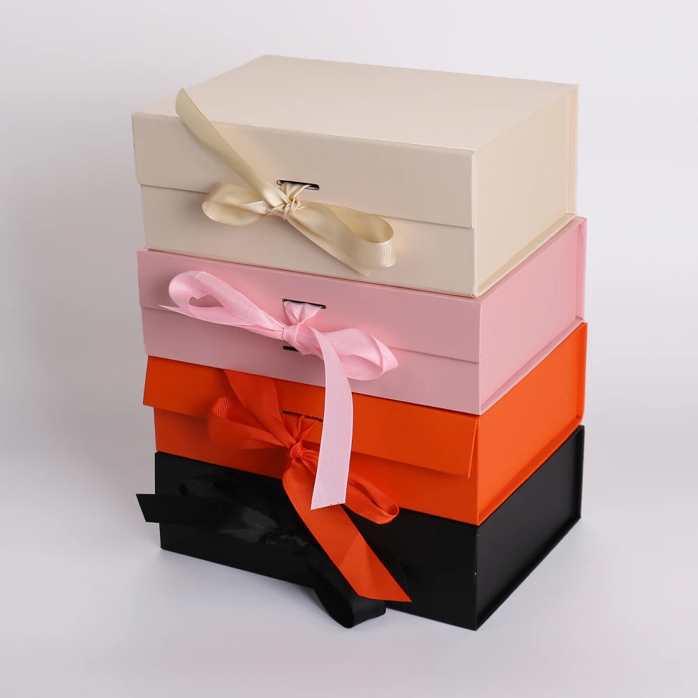 Aangepaste magnetische klappelijke omslagdoos van golfkarton met reliëfbedrukking, mat laminering en gerecycleerde materialen voor kleding