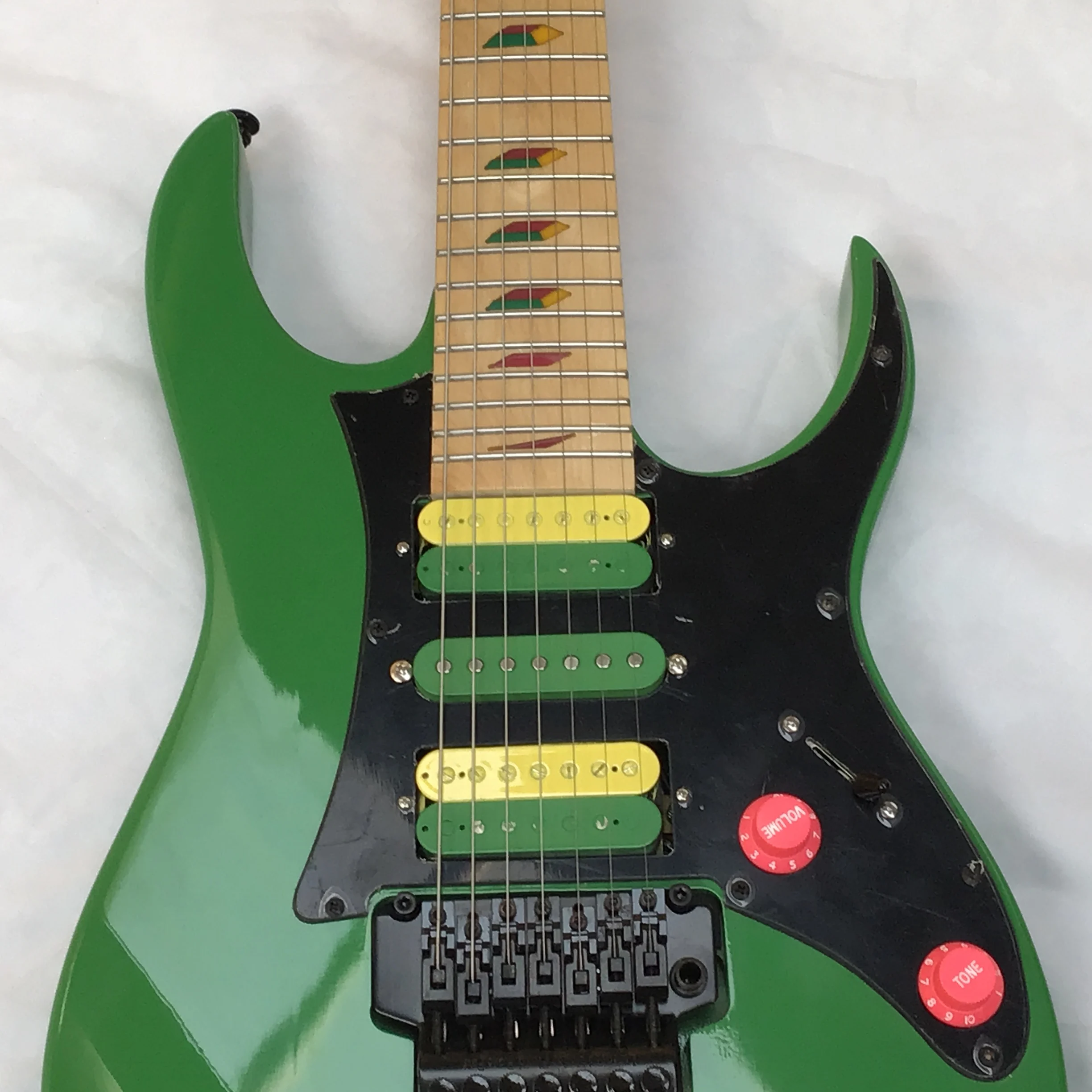 邦楽 THREE SEVEN UP TO YOU / BA-BA-BA 7inch 7 String Green 7V Electric Guitar - Durable & Versatile