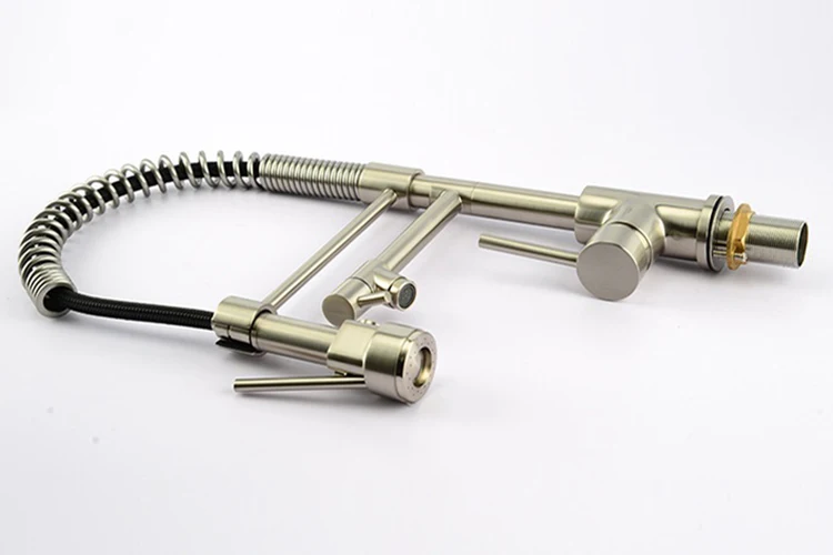 Mezclador de grifo de cocina con resorte semi profesional extraíble de latón negro con caño flexible