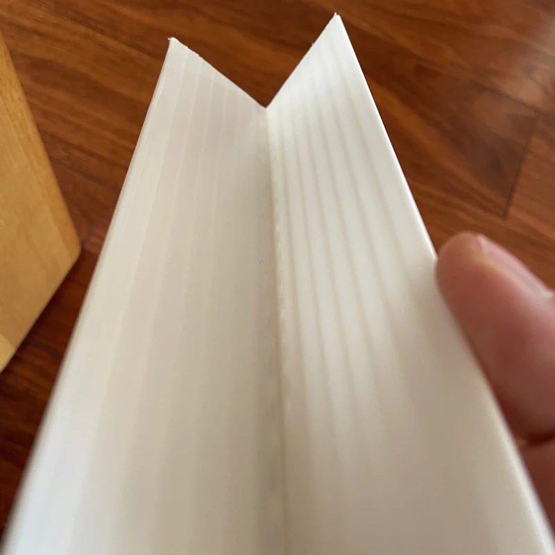 Напечатанный на заказ 90 градусов Corflute Correx гофрированный пластиковый лист стол настенный край Угловой