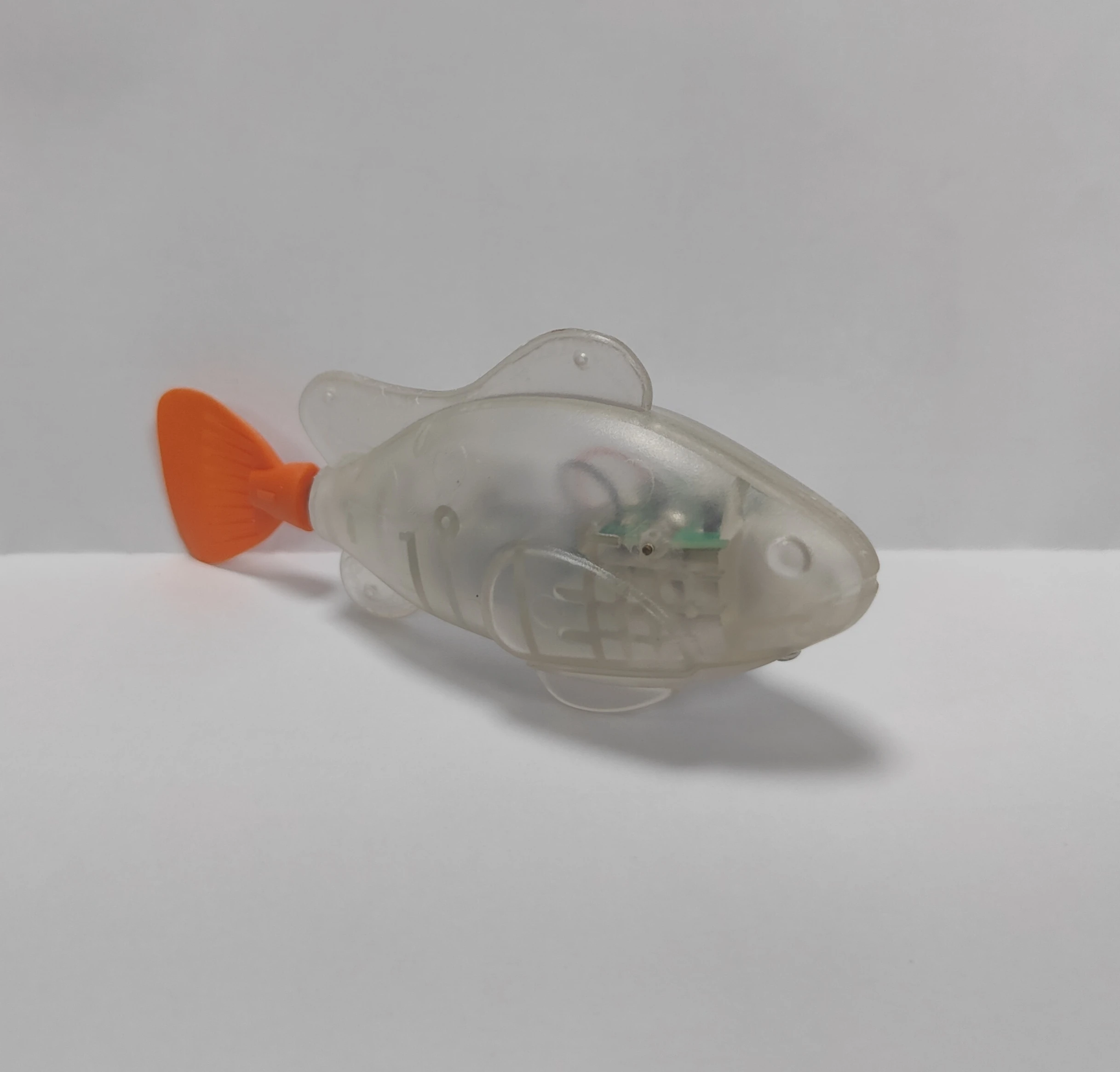 New Design Funny LED Light Button Battery Kid Fish Toy Robot Fish Swimming Fish Toys for Children