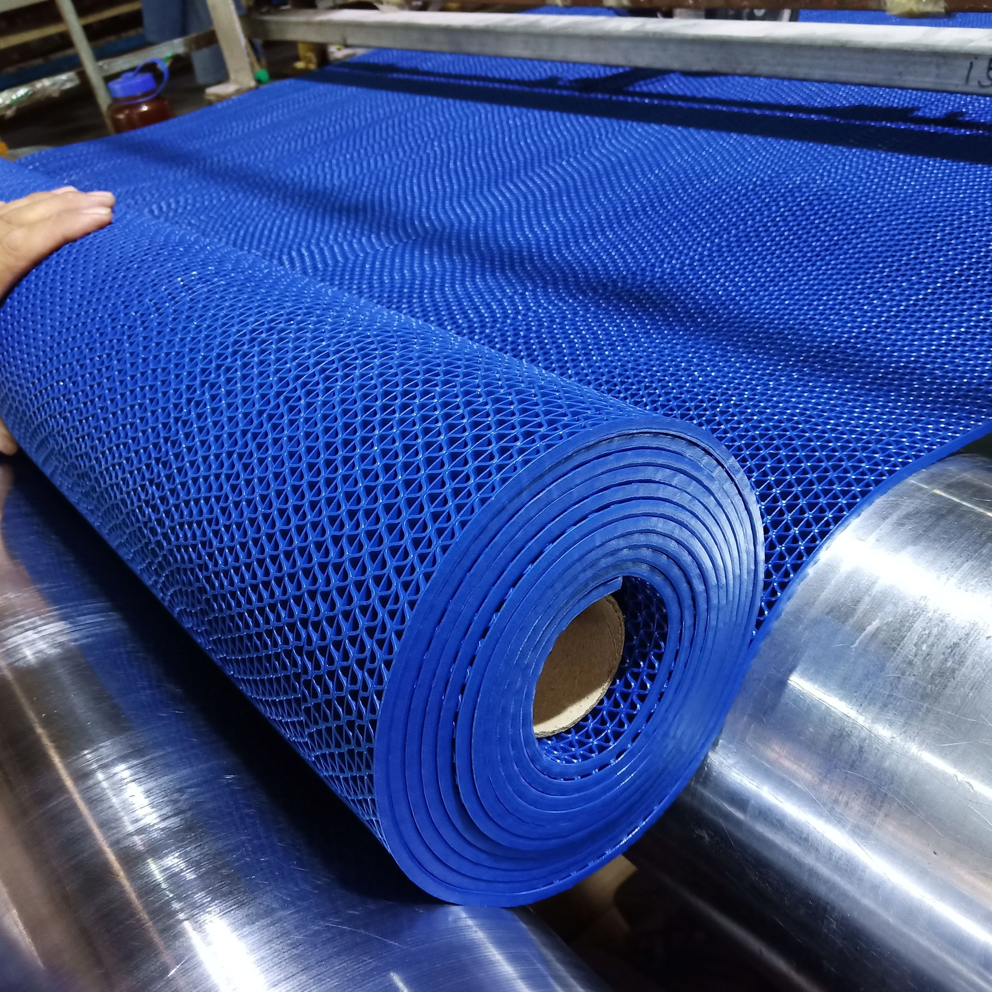 Zigzag Waterproof Floor Non Slip PVC S Type Anti-Slip Mat Roll