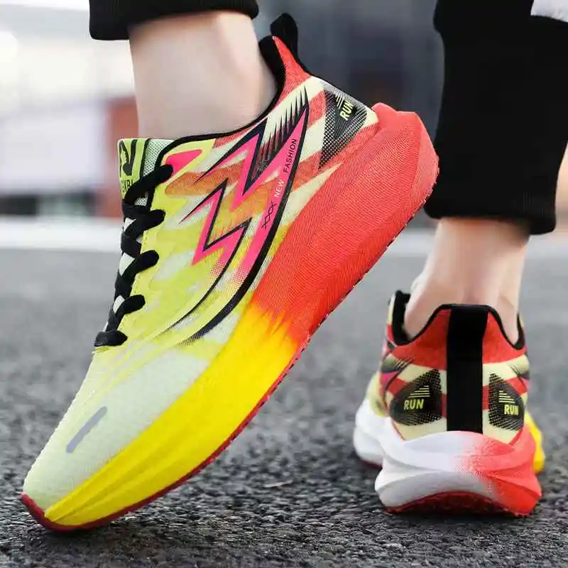 Sepatu lari sneakers pria bertali tahan lama harga rendah pabrik Tiongkok  sepatu kets untuk pria