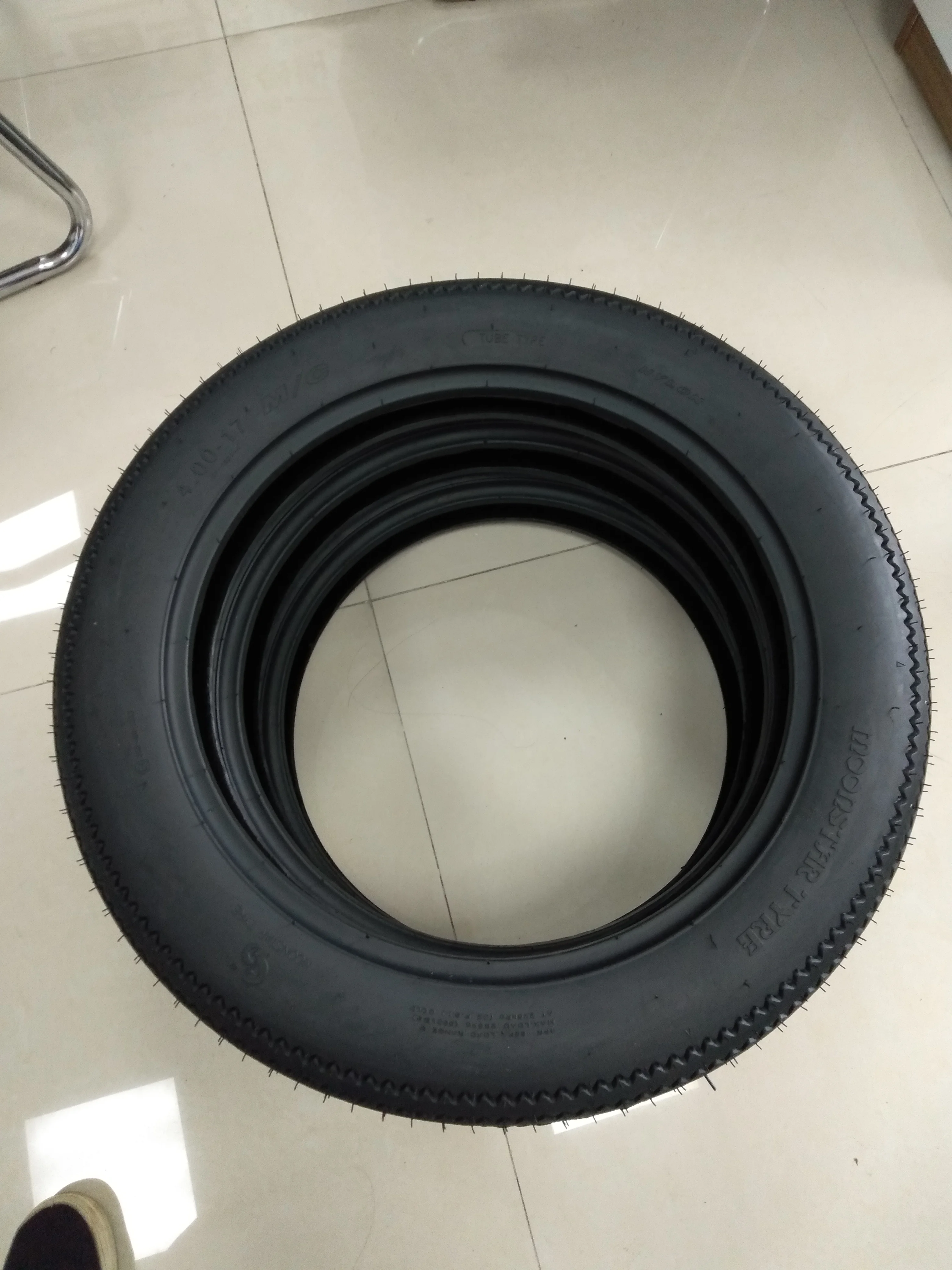 中国ビンテージ鋸歯状バイクタイヤ 4.00-17 新品チューブとタイヤケース