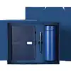 Confezione regalo blu con penna e tazza