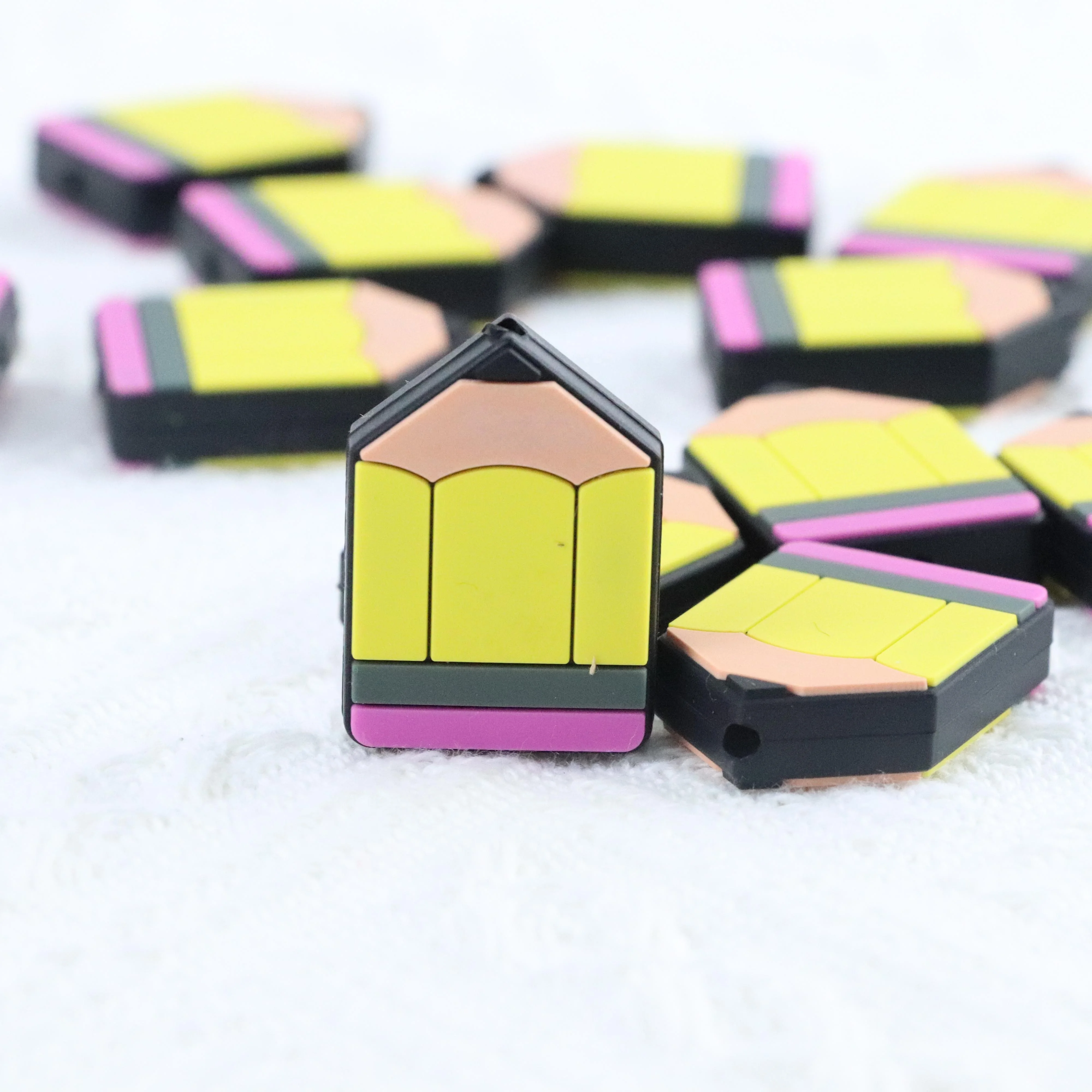 Силиконовый браслет из бисера