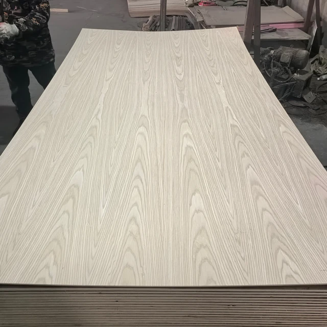 Furniture Plywood 1220 * 2440mm Natural Walnut White Oak Red Oak Ash Veneer Plywood Engineering Veneer Decorative Board