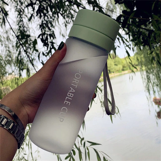 Оптовая продажа, 800 мл, портативная прозрачная чашка для холодной питьевой воды из тритана, матовая прозрачная пластиковая Спортивная бутылка для воды с крышкой и веревкой