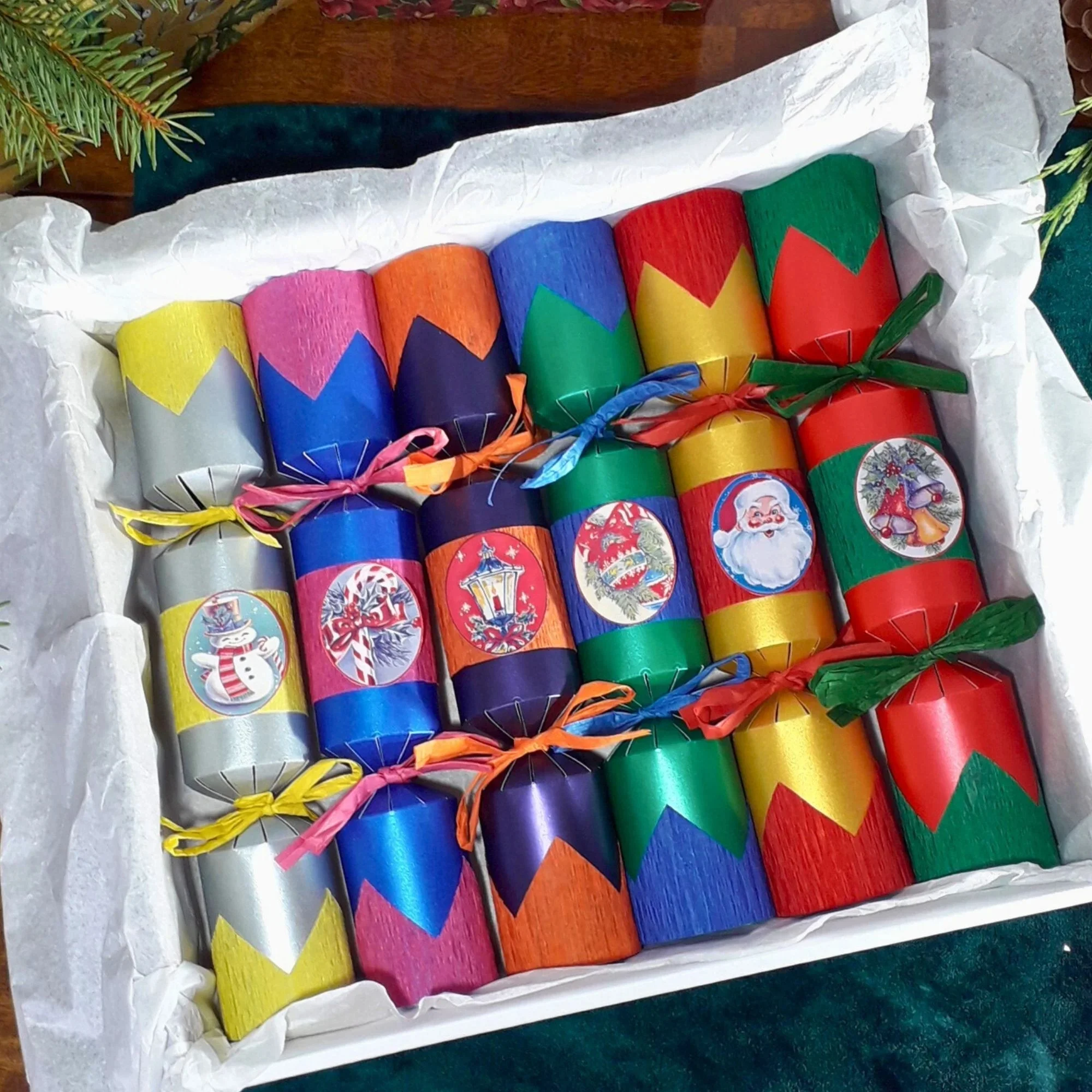 Factory Wholesale Handcrafted Retro Style Christmas Crackers Recyclable Crepe Paper Decorated Vintage Style Christmas Pictures