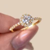 Piedra blanca con baño de oro de 18k.