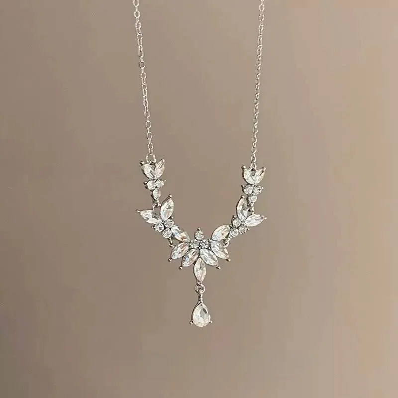 Luxury Diamond Flower Necklace with Bamboo Chain
