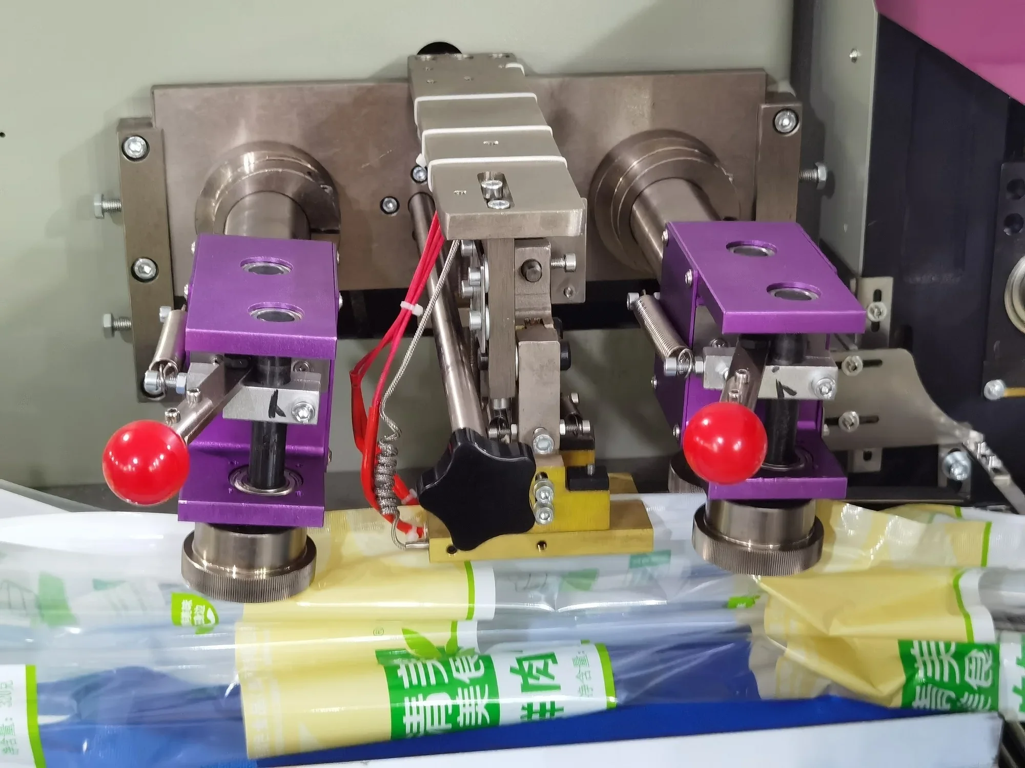 CE Certification Horizontal Labeling Bag Packing Machine for Paper Facial Tissue Napkins Wet Towels Package