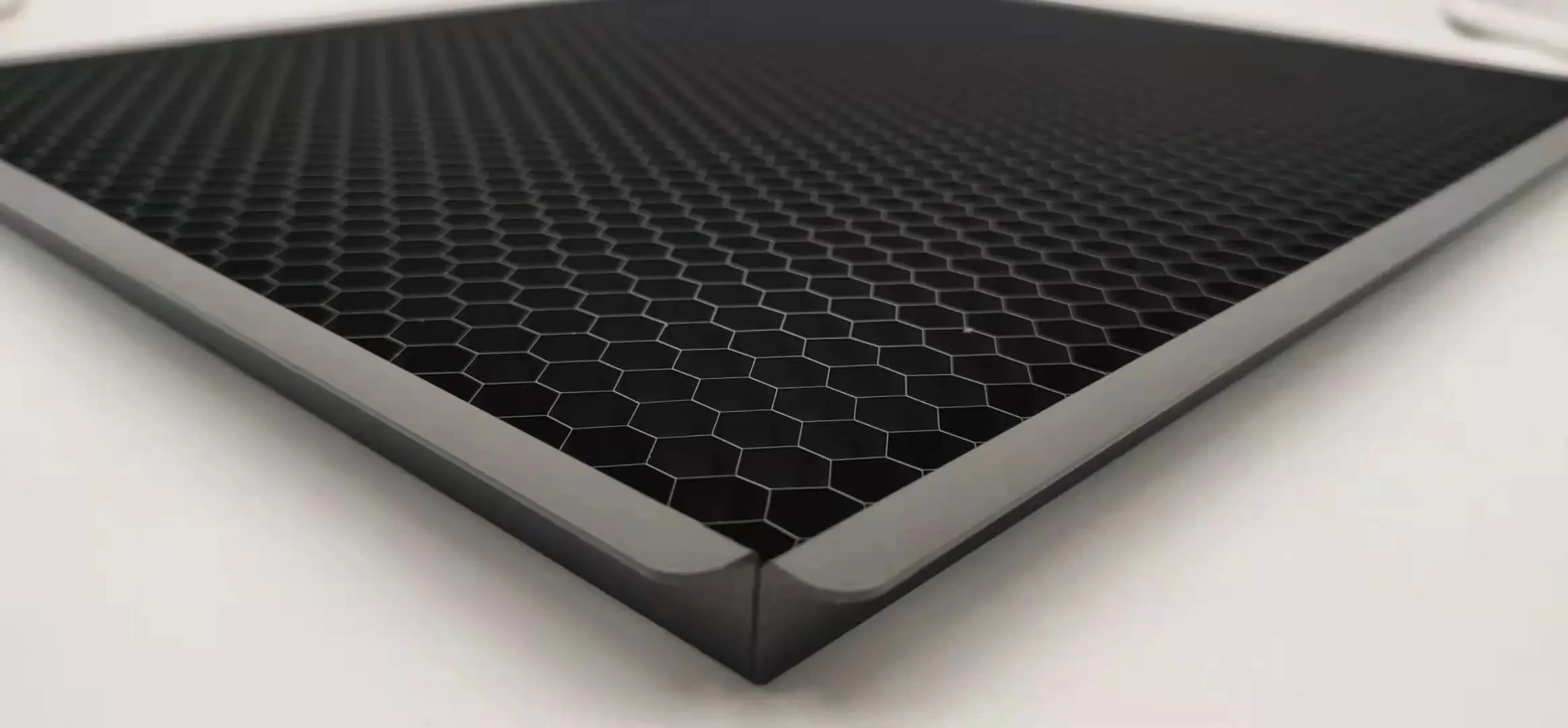 Spraying Black Aluminum Grid Core 1/4 Cell With Frame For