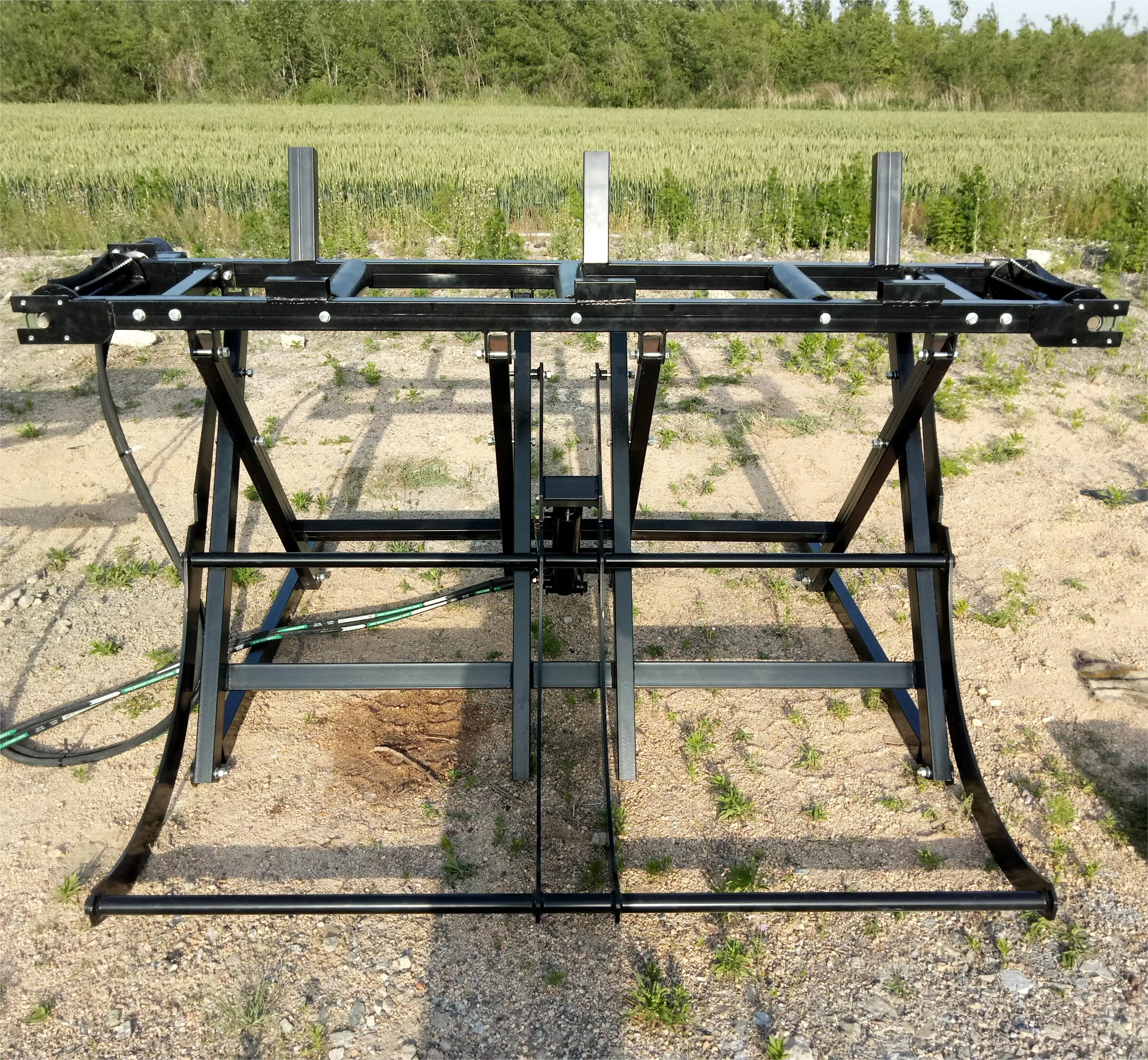 Bossworth Log Table with Hydraulic Feed Roller and Hydraulic Chain Log Deck with Hydraulic Feed Rollers and Hydraulic Chain