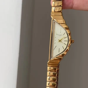 2026 New Design Women Quartz Watch Golden Vintage Wristwatch Crescent-shaped Dial High-end Perfect Gift for Your Lover