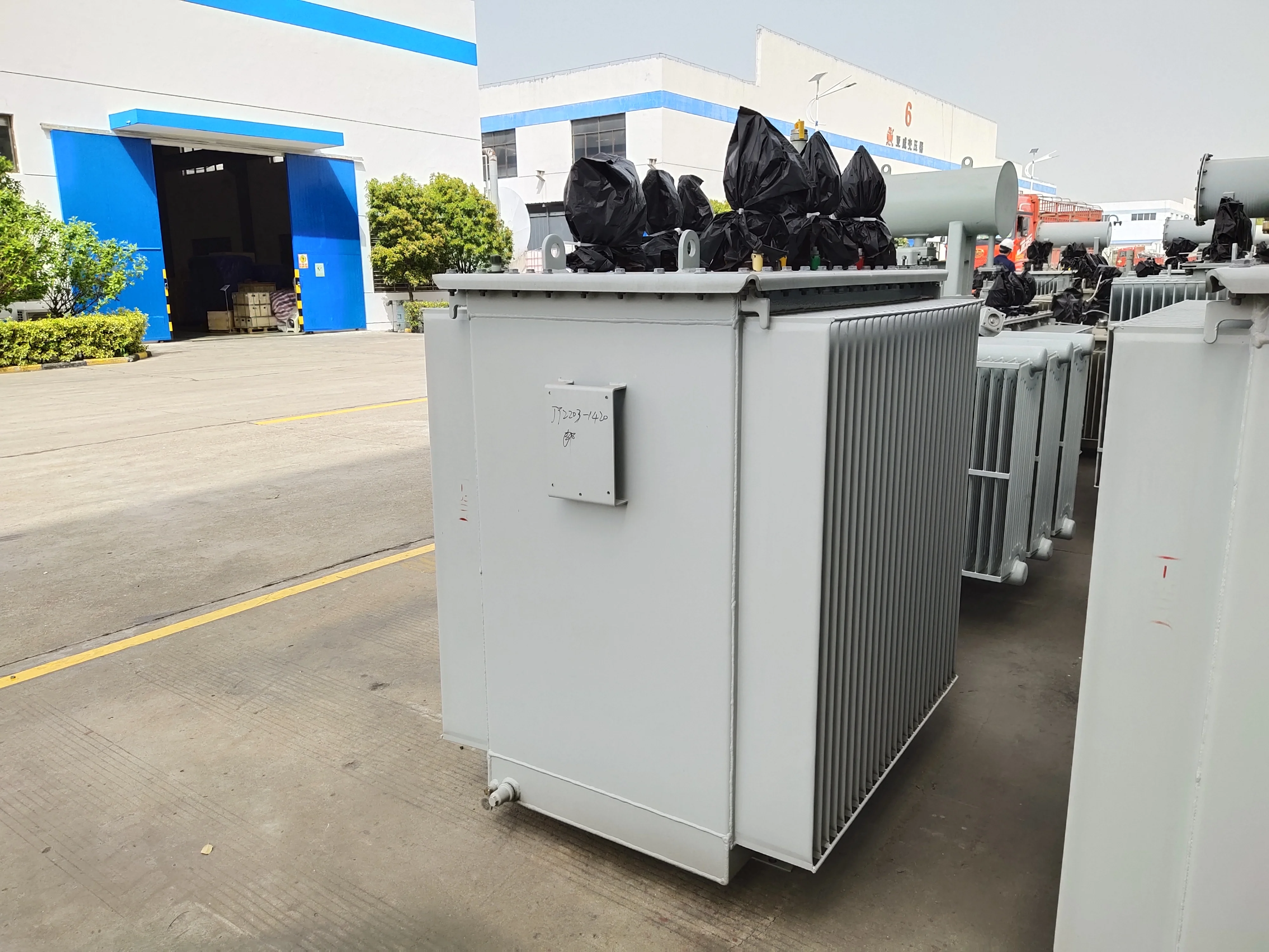 Professional Factory Made Three Phase Transformer  32KVA 160KVA 200KVA Oil Immersed Transformer supplier