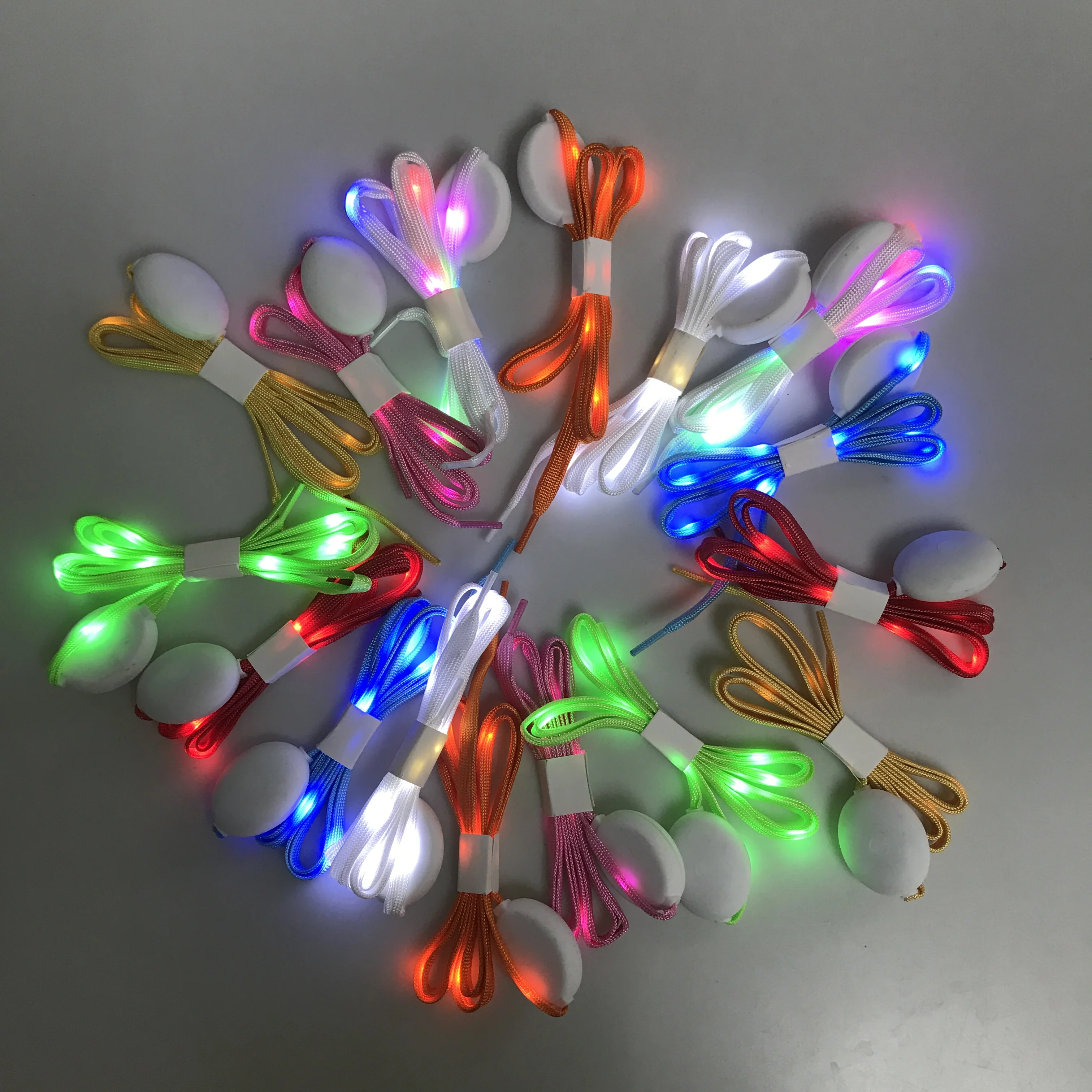 Яркие светодиодные шнурки для детской вечеринки