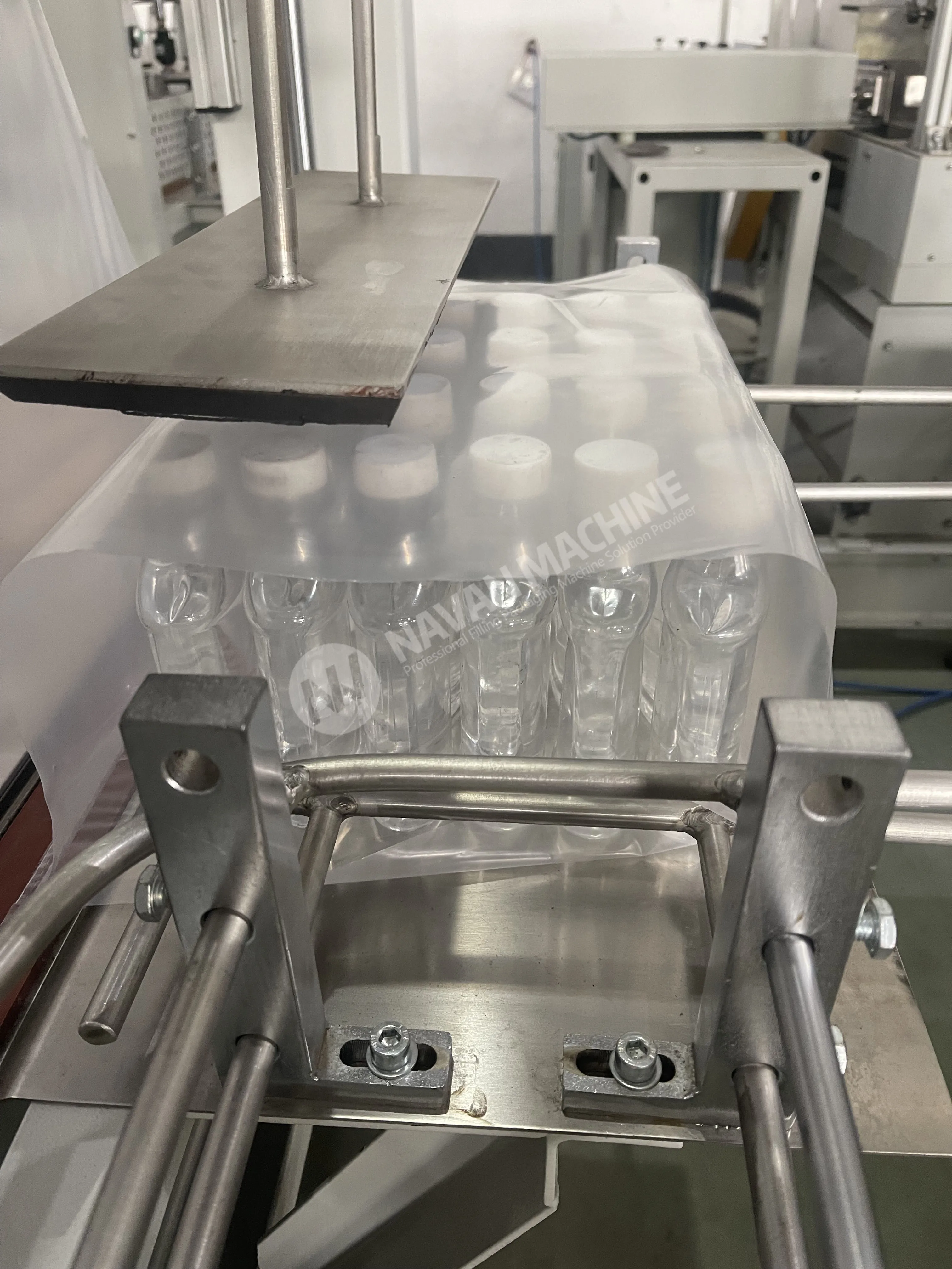 Heat Shrink Film Wrapping Machine Automatic Plastic Bottle PE Film Packaging Machine for Water Juice Carbonated Drink Bottle manufacture