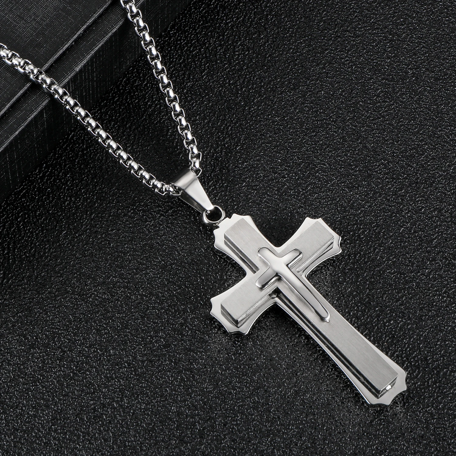 Ciondolo Croce Di Ges&ugrave; 90mm In Acciaio Inox Placcato Oro Con Zirconi - Pure Luxe Jewelry