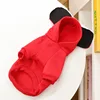 Sudadera roja con orejas grandes.