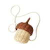 Bolso de piñas tejido en ratán.