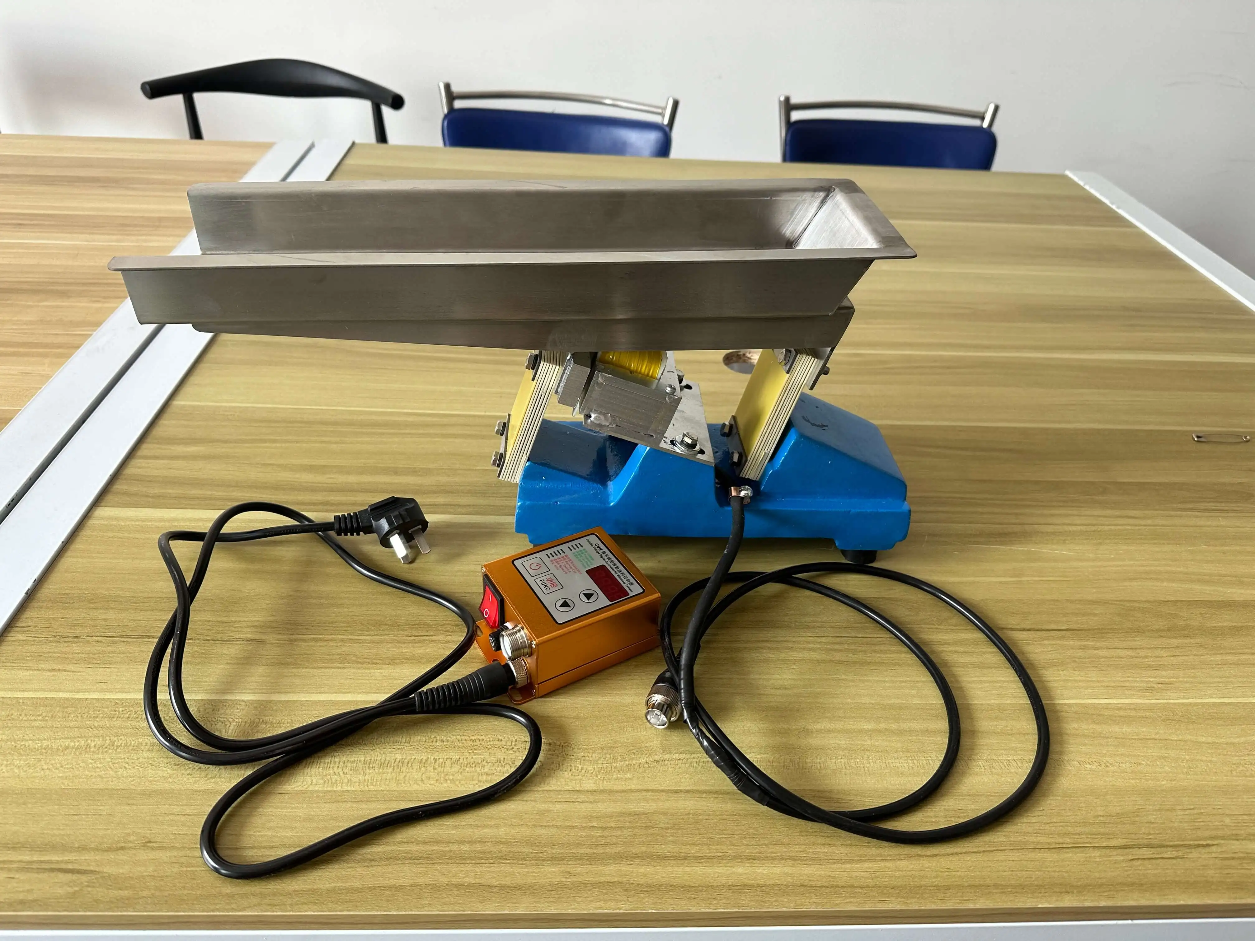 mini vibrating feeder Mikro® Vibratory Feeders – Hosokawa Micron Powder Systems main image 0