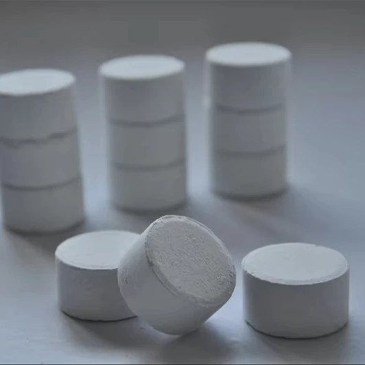 Industrial Grade Calcium Hypochlorite 65%-70%  Bleaching Powder for Water Treatment Fish Medicine