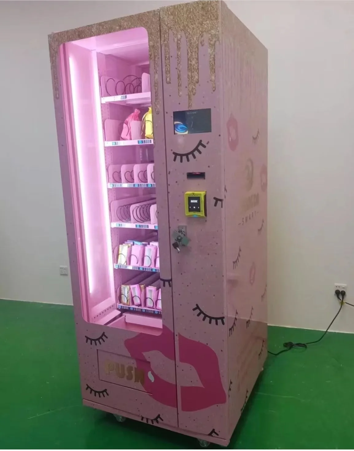 Customized Wrap Small Snack and Lash Vending Machine With Credit Card Payment System Custom Airport Kiosk Benefit Cosmetics
