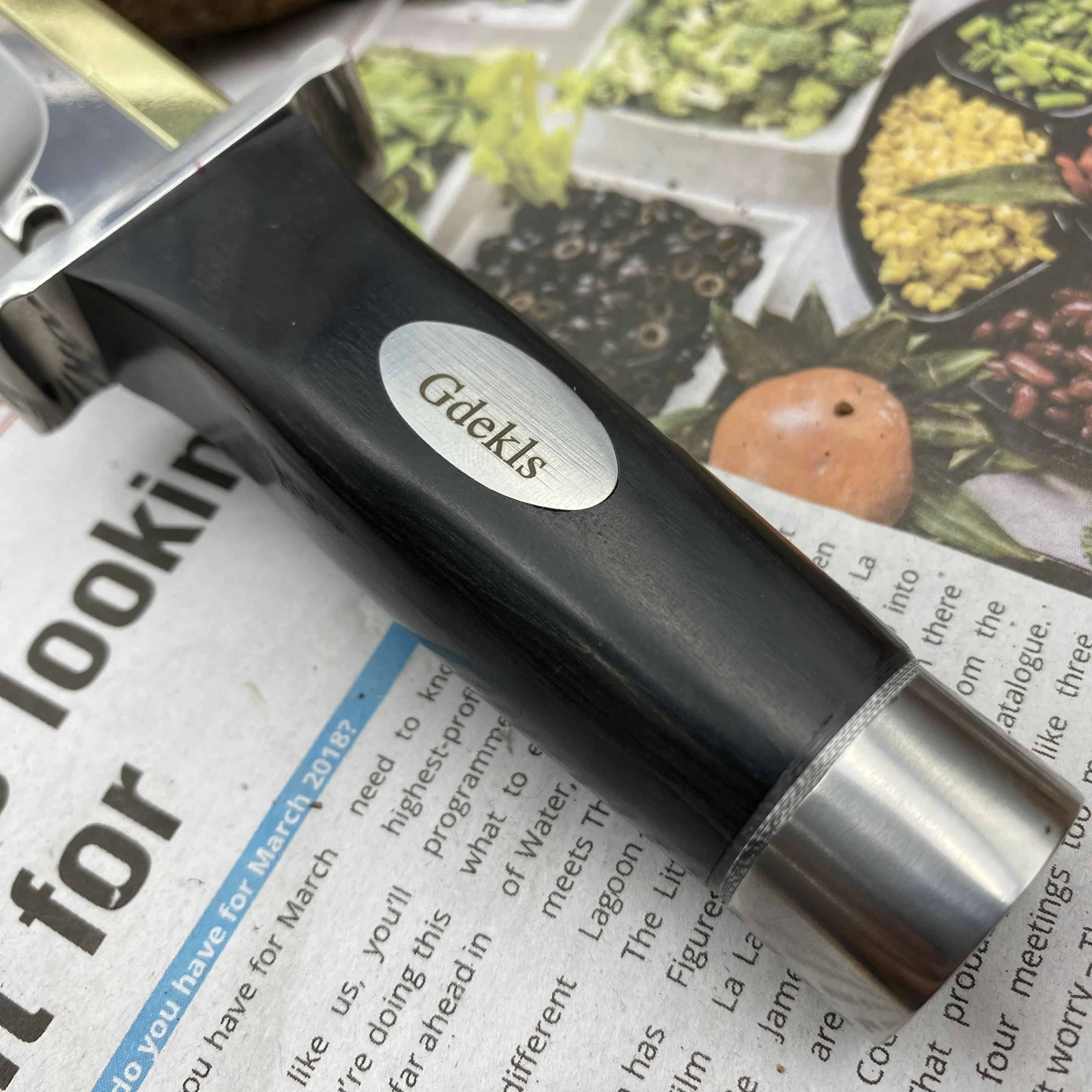 Taktisches Outdoor-Messer mit feststehender Klinge, scharfer Edelstahlklinge, schwarzem Holzgriff mit Metallelementen, ideal für Camping und praktisch_voghion.com