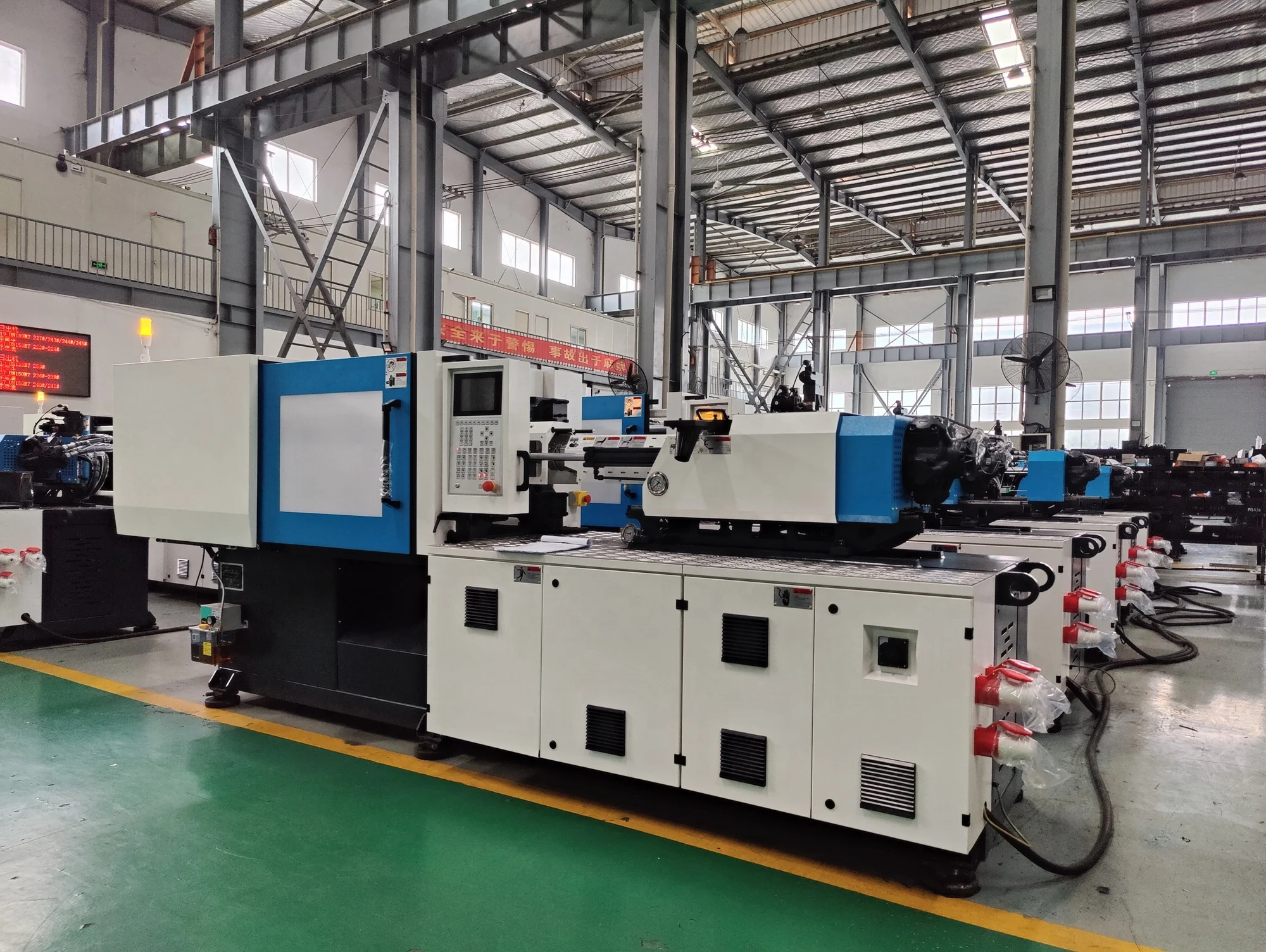 Highshine Plastic Injection Machine Plastic Moulding Boxes Base Plastic Injection Mold Making Machine