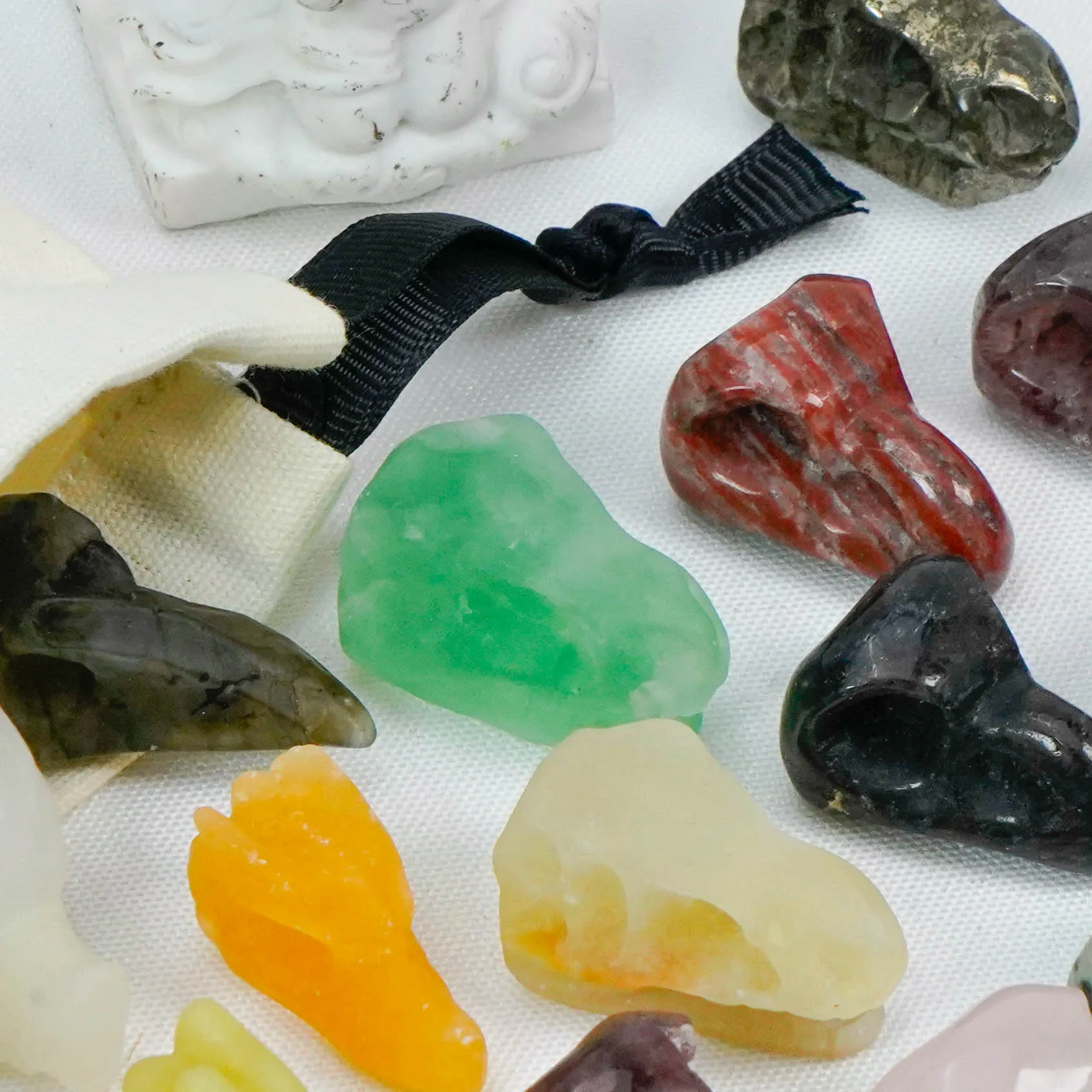 Natural 3CM Dragon Head Quartz Crystal Hand-Carved Love Theme Home Decoration with Laser Printed Mini Skulls for Gifts