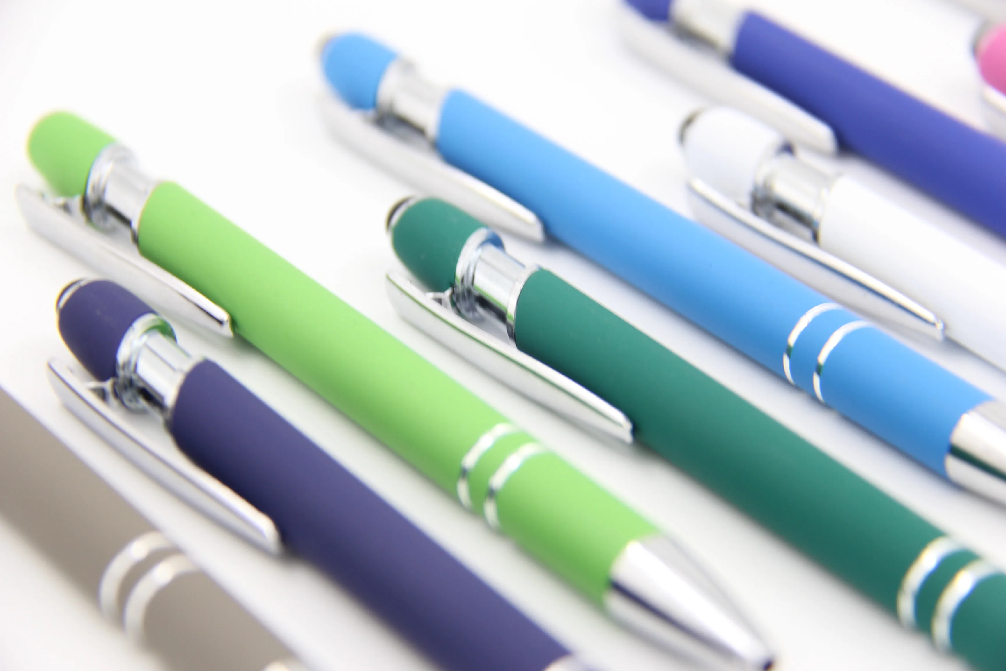 Профессиональное производство дешевая рекламная шариковая ручка со стилусом и резиновой ручкой