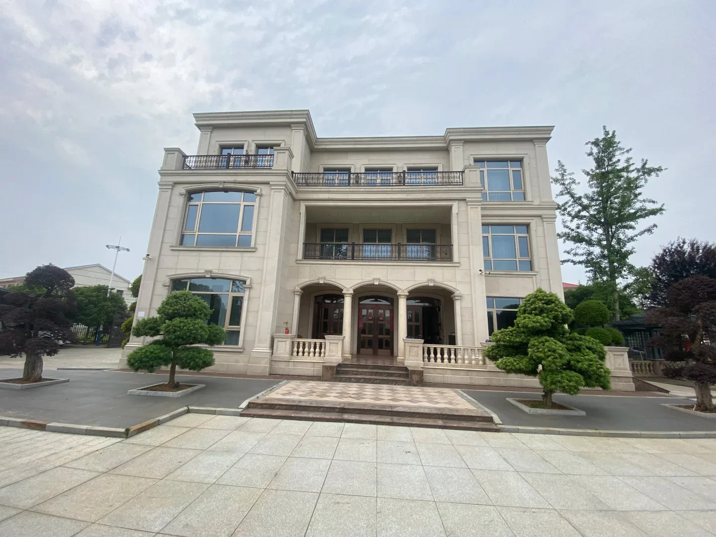 product wholesale white sandstone facade exterior competitive price cheap outdoor wall cladding for villas honed tile surface finish-3