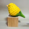 Blocco di legno colorato a forma di pappagallo giallo