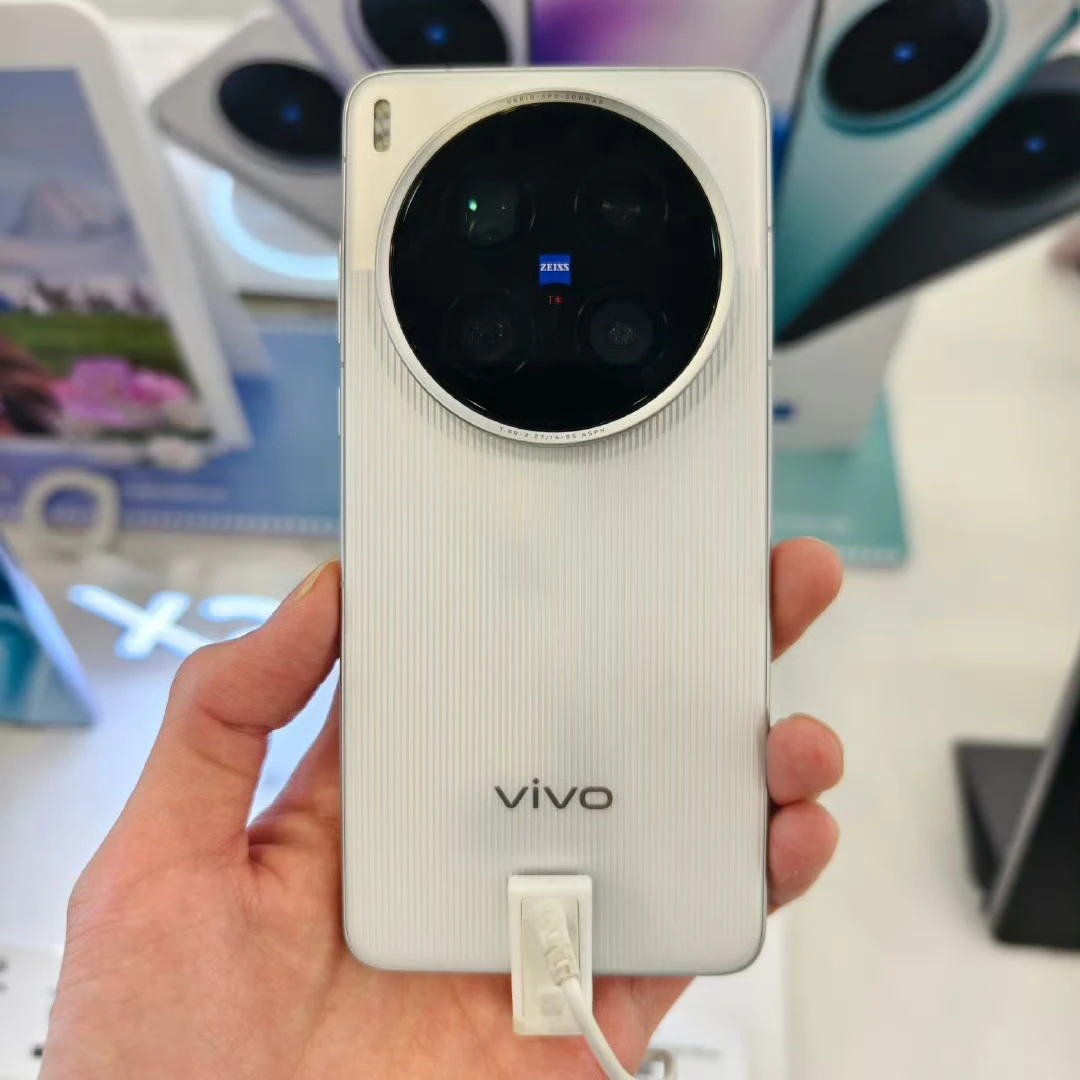 VIVO X200 Ultra - 5G Smart Phone with 120hz AMOLED Display
