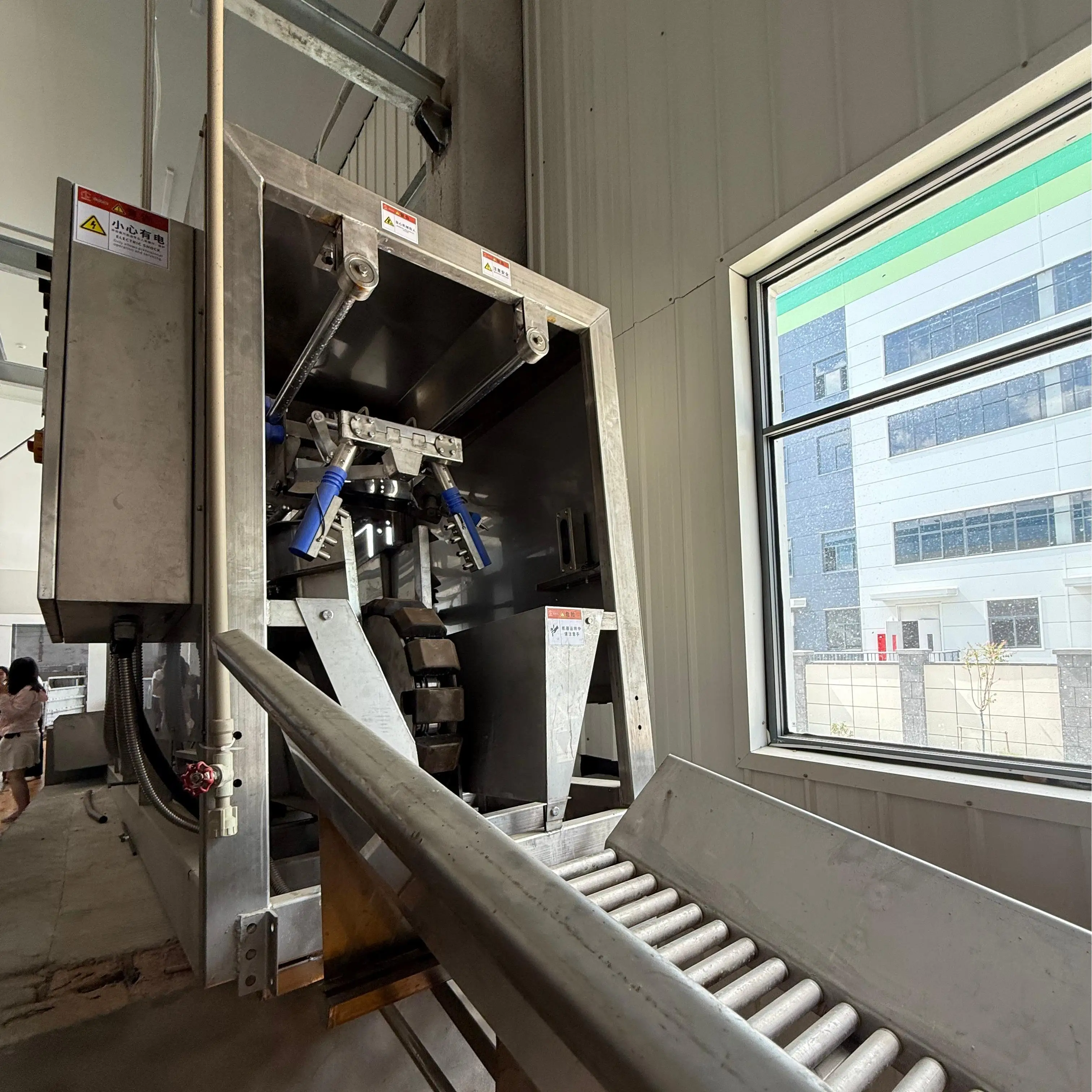 Integrated production line solutions for pig slaughtering and pork processing suitable for small and large slaughterhouses