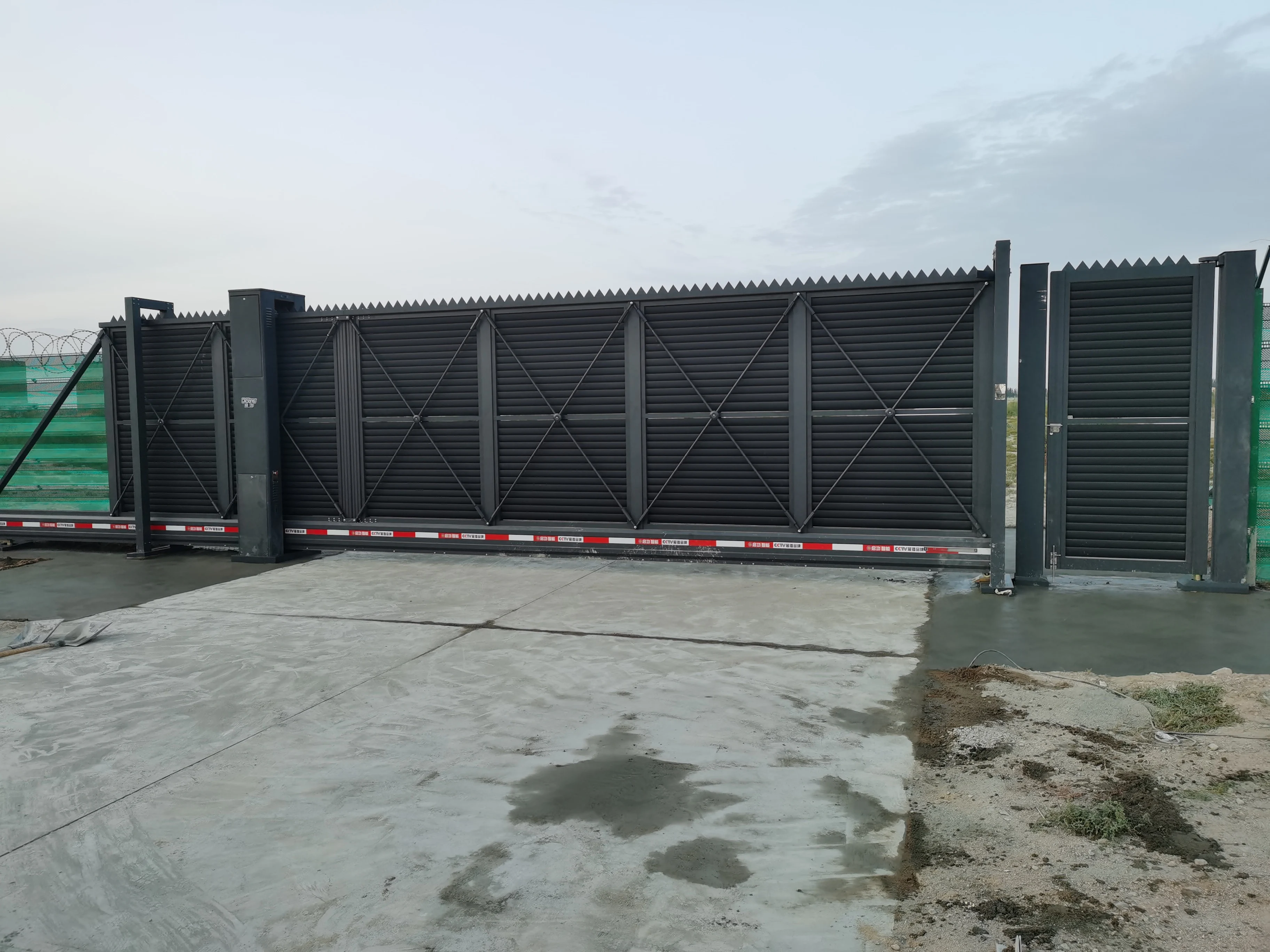 Modern Automatic Aluminum Alloy Cantilever Sliding Gate for Industrial School Garden Outdoor House Use