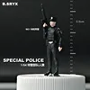 Swat: oficial de policía masculino con pistola