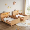 Un letto con guardrail