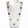 Collana a nove fiori su un lato con conchiglia nera