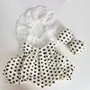 Conjunto de falda con estampado de corazones en blanco y negro.