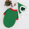 Conjunto de gorro verde y sudadera verde.