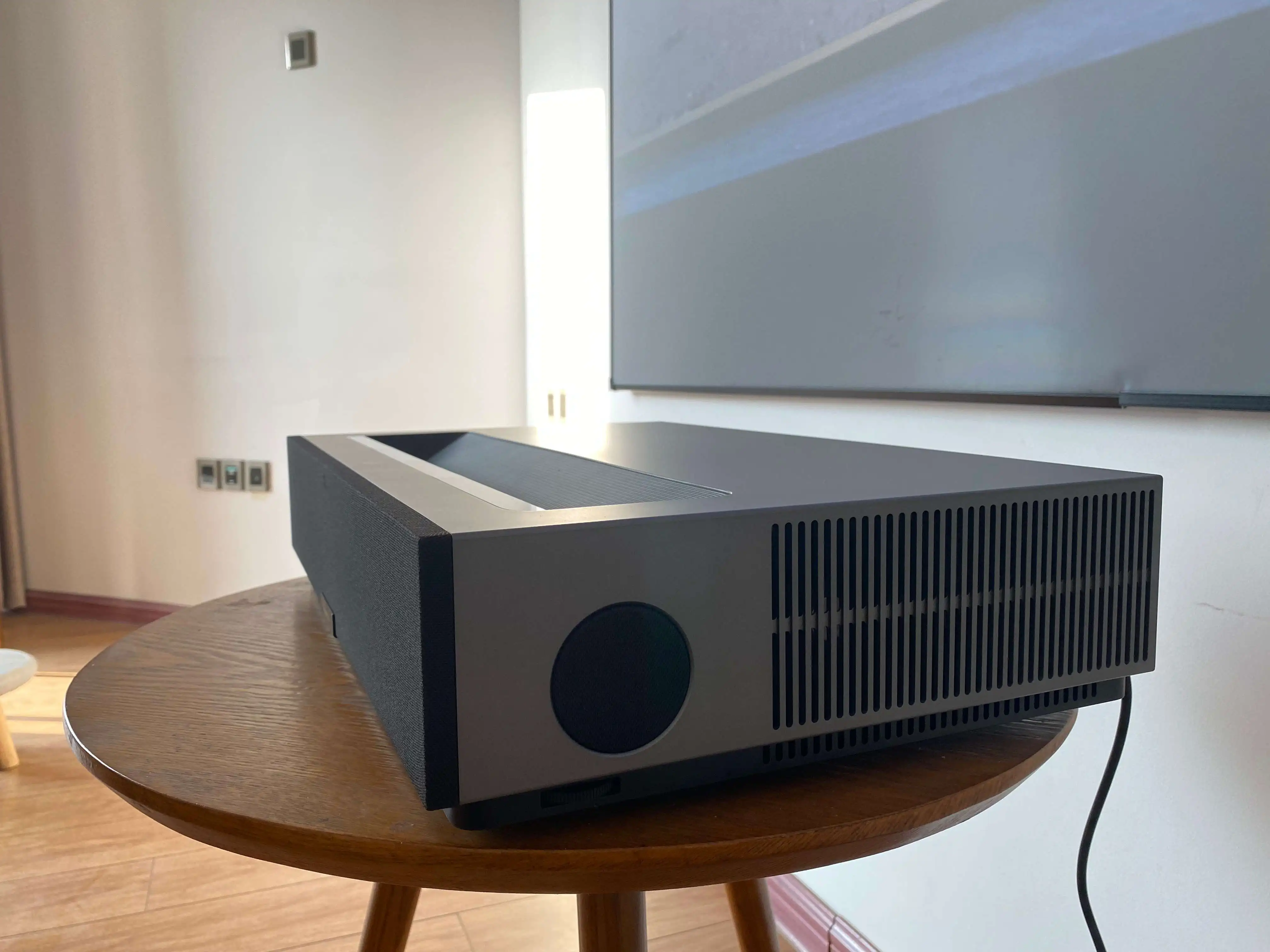 2022 Newest  T1  T1  4K Laser Projector  2800 ANSI Lumens MEMC HDR10 ALPD RGB Home Theater Full Color Triple UST