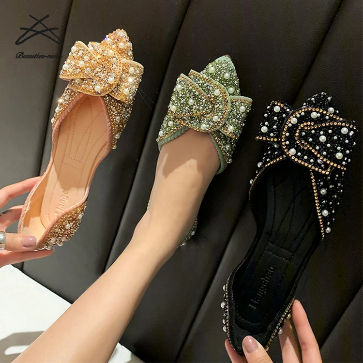 Mujer Con Zapatos Tacones Altos Secuenciales Dorados Con Perlas Y Gemas  Antes De Dolce Y Gabbana Desfile Milán Foto de archivo editorial - Imagen  de accesorio, colorido: 194564248