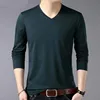 Verde oscuro, cuello en V, manga larga.