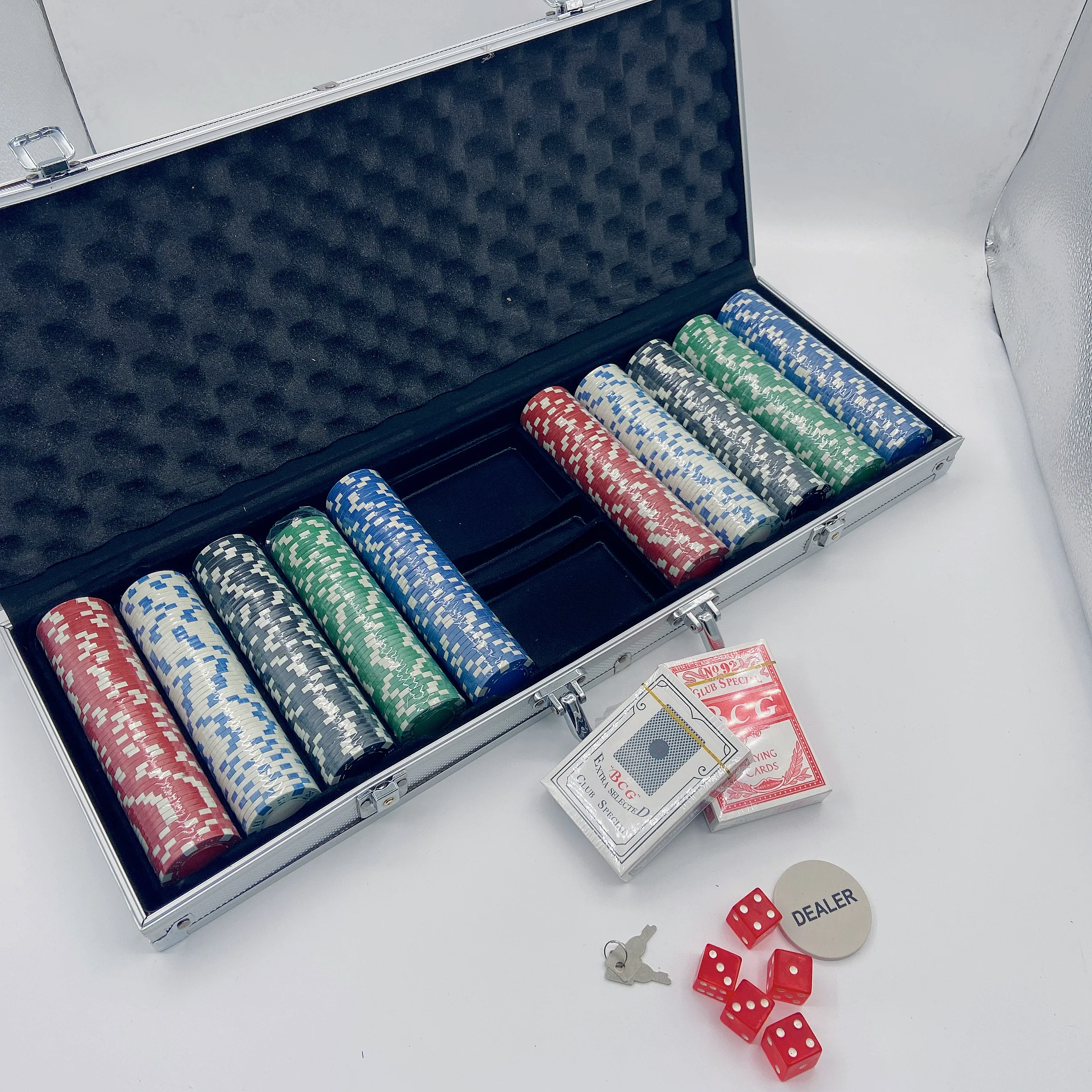 Holds Cards & Dice 650 Poker Chip Silver Aluminum Closeout Case Casino Style w/ Keys 