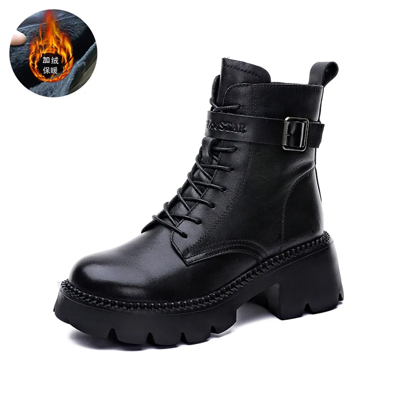 Botas Negras De Cuero En Suela Gruesa Y Tacones Altos Aisladas Sobre Fondo  Marrón Bocas Con Soldadura De Tractor Imagen de archivo - Imagen de  muchacha, negro: 169591439