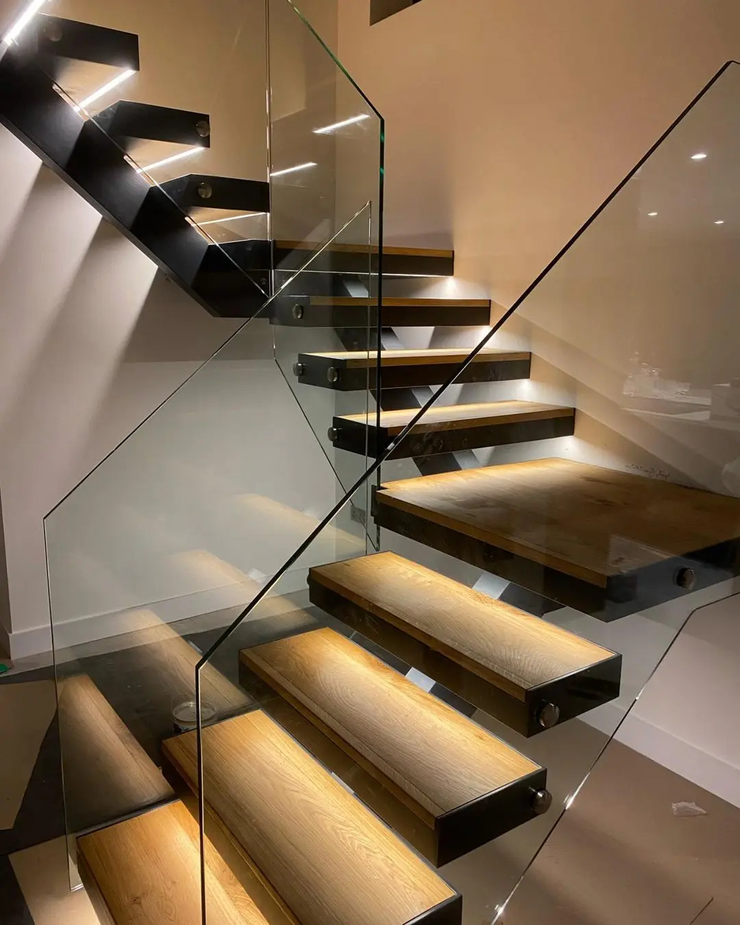 American style modern black powder coated mono stringer white oak wood step with led lights floating stairs with railing