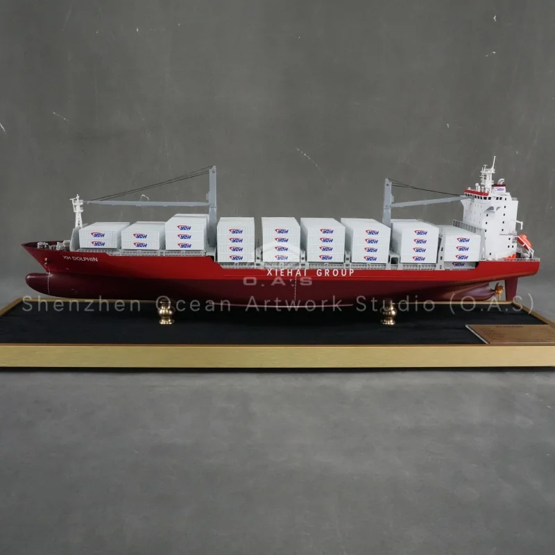 This realistic container ship model from China shipyards displays ship hull, freeboard and AFT structure. Exquisite craftsmanship, customizable service offered. Great for maritime teaching, exhibition display and premium shipping corporate souvenir gifts.Amber@vesselmodel.com Tel：+86 18038048785